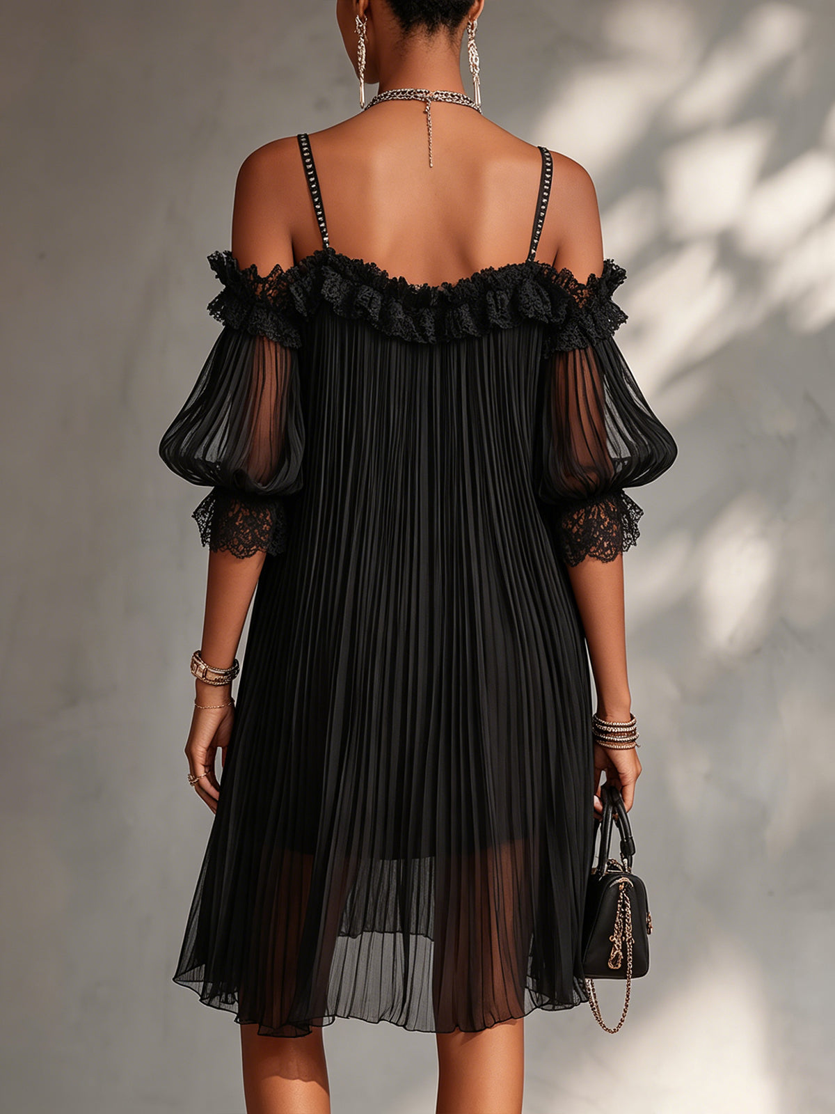 Venlora Mode | Mini robe noire en mousseline à épaules dénudées et bordure en dentelle