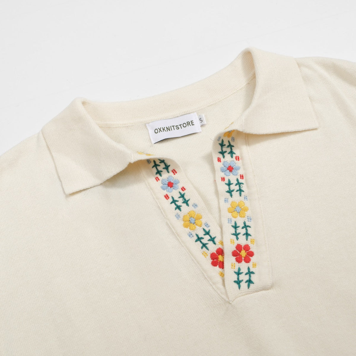 Pull rétro crème pour homme des années 70 avec col floral brodé
