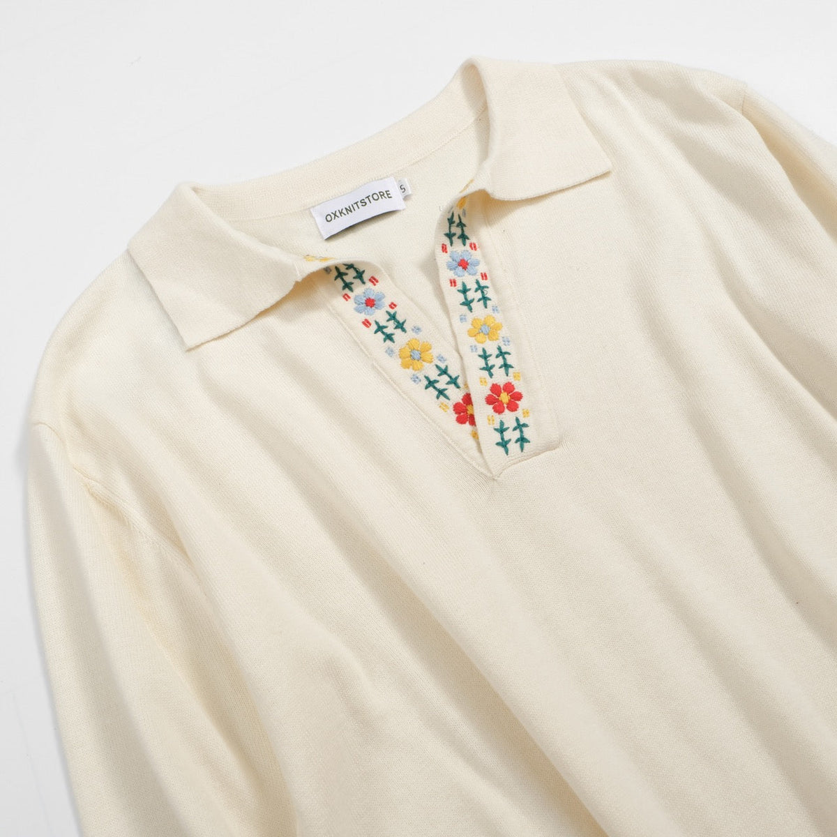 Pull rétro crème pour homme des années 70 avec col floral brodé