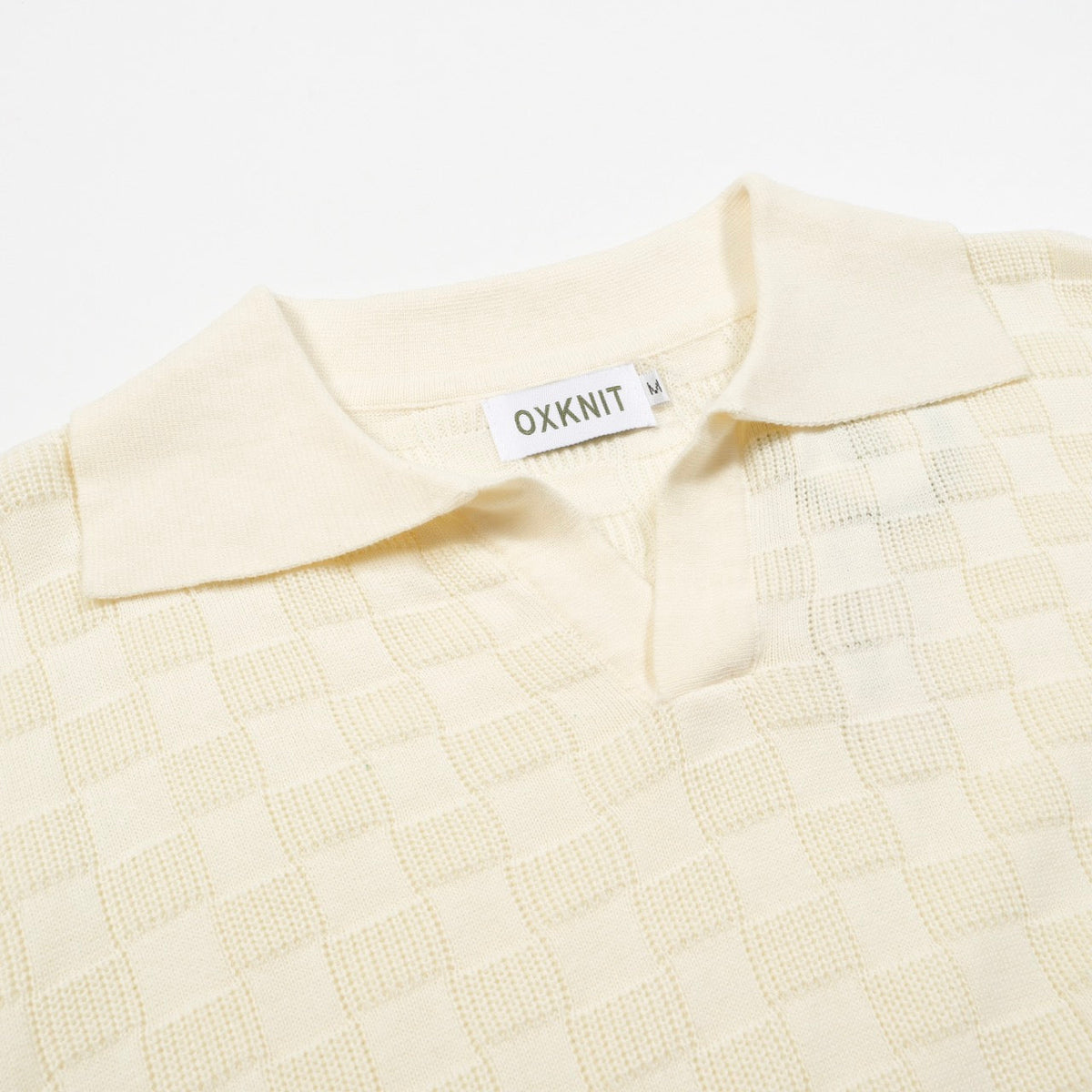 Chemise polo rétro blanc cassé à texture, col V pour homme