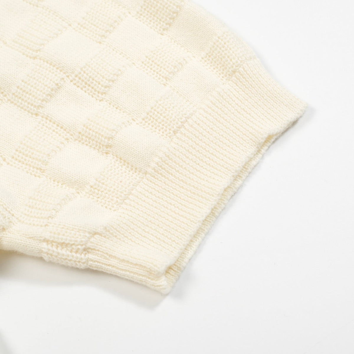 Chemise polo rétro blanc cassé à texture, col V pour homme