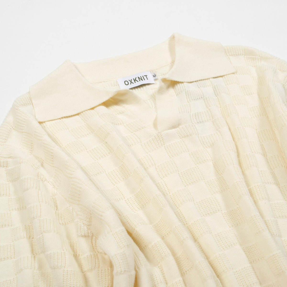 Chemise polo rétro blanc cassé à texture, col V pour homme