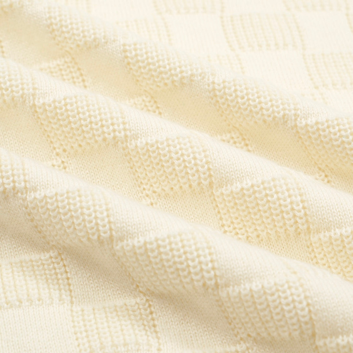 Chemise polo rétro blanc cassé à texture, col V pour homme