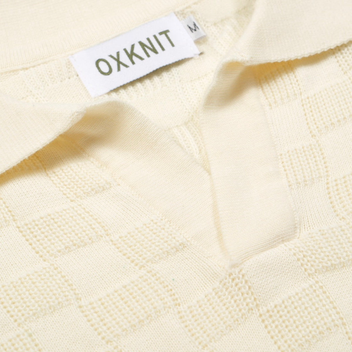 Chemise polo rétro blanc cassé à texture, col V pour homme