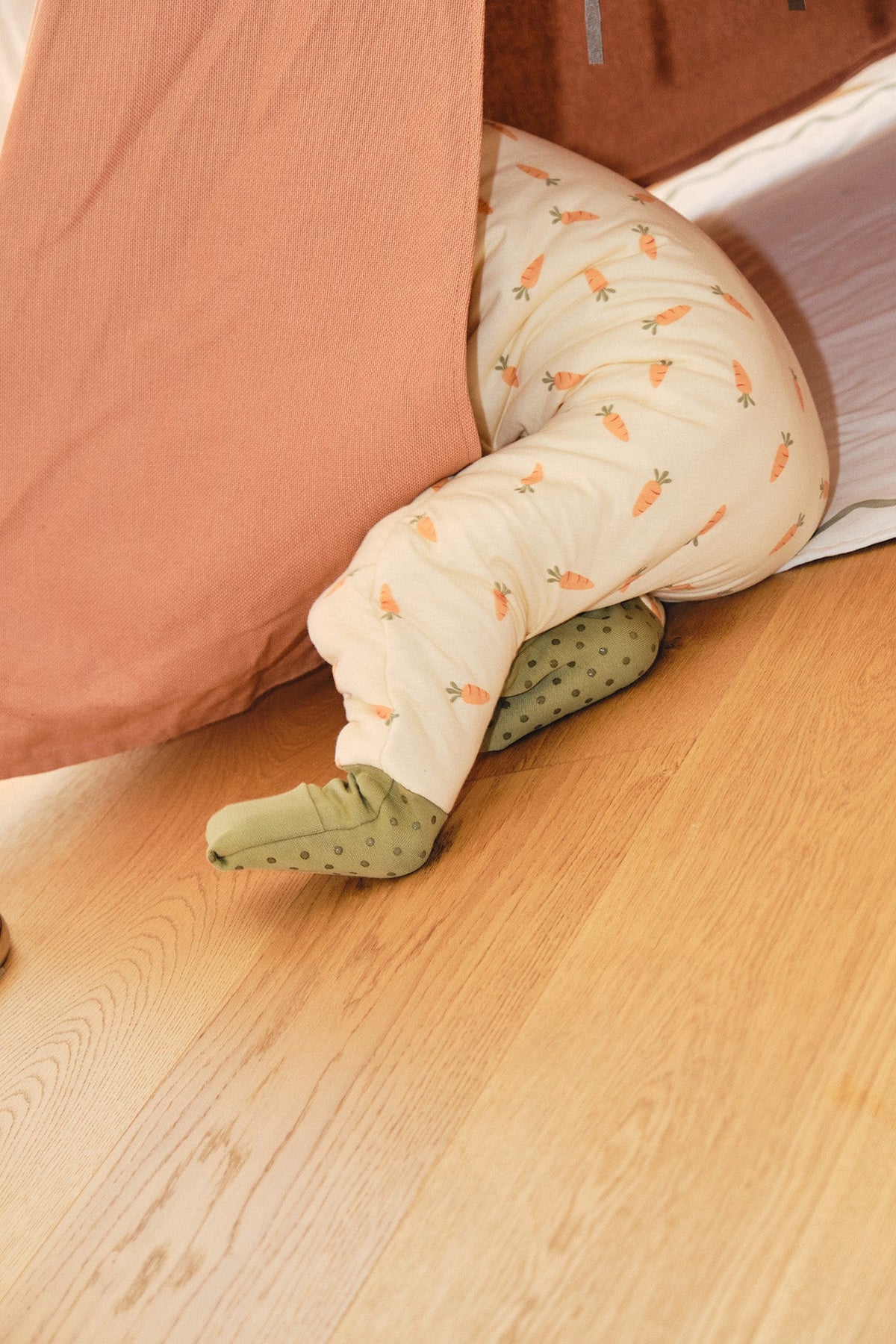 Combinaison de sommeil avec chaussettes - Carottes - TOG 2.5