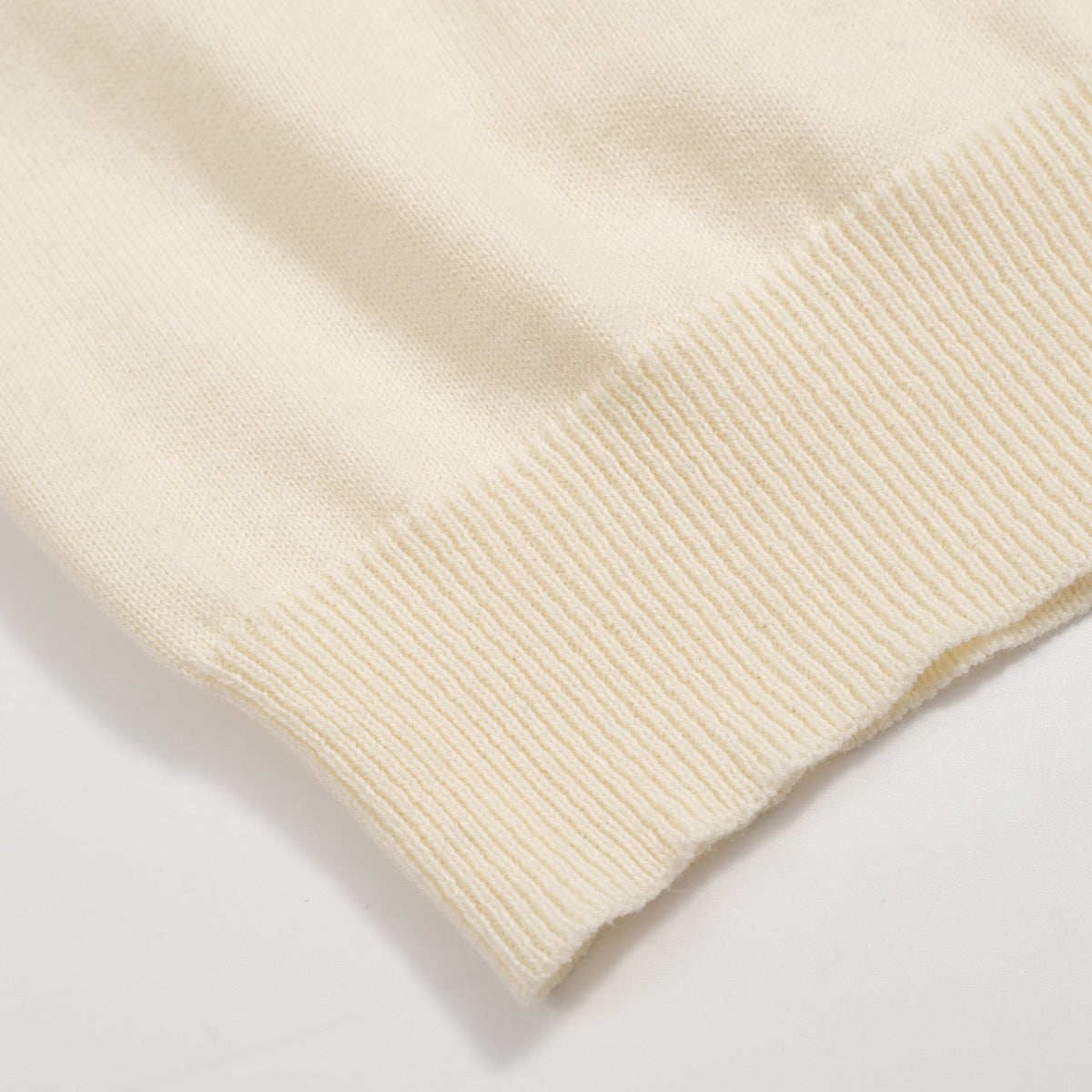 Chemise polo vintage pour homme – Chemise crème à boutons avec broderie rose rétro