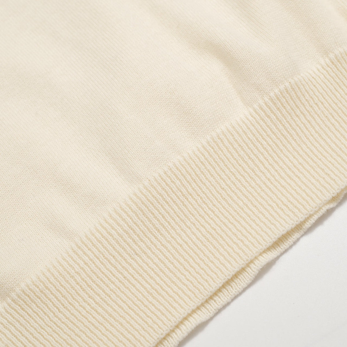 Chemise polo vintage pour homme – Chemise crème à boutons avec broderie rose rétro