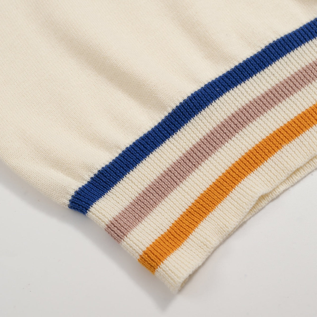 Pull en tricot crème style années 60 pour homme – Bordure multicolore