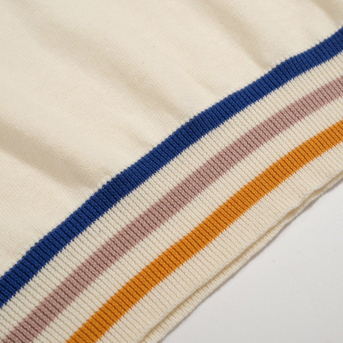 Pull en tricot crème style années 60 pour homme – Bordure multicolore