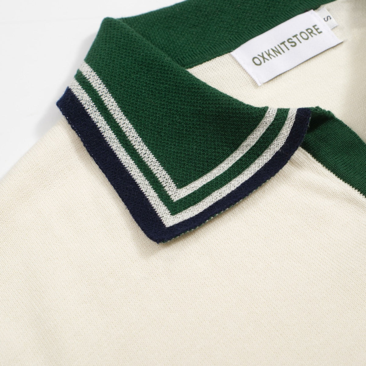 Chemise polo vintage homme années 70 – Crème rétro avec col et bordures rayées vertes
