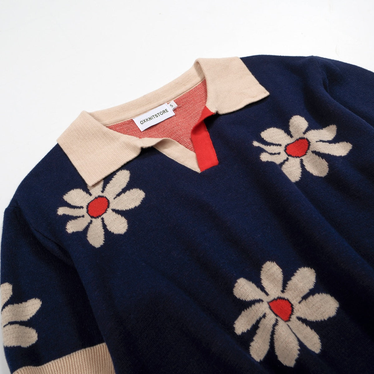Pull rétro pour homme en tricot fleurs des années 70 – Marine vintage avec motif marguerite