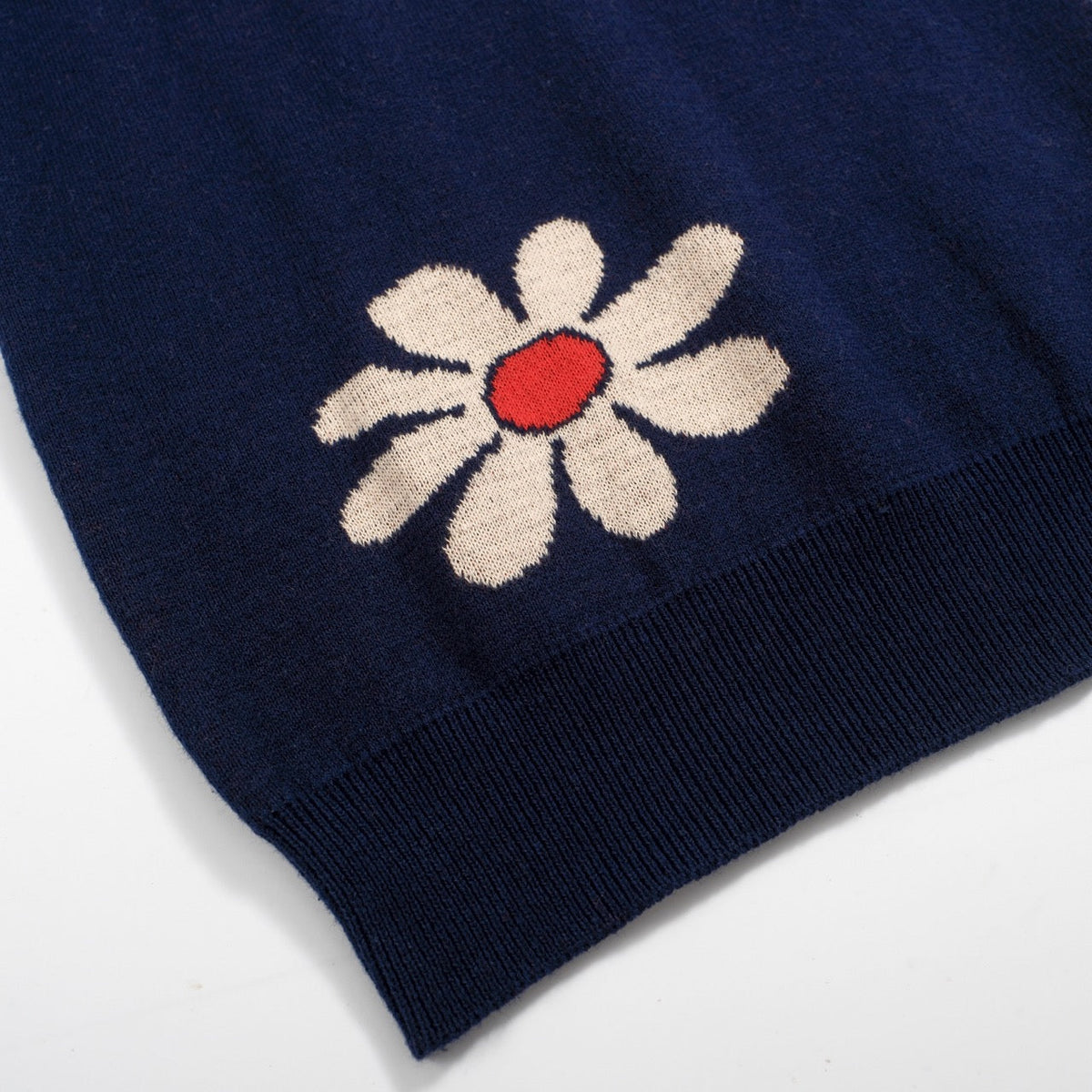Pull rétro pour homme en tricot fleurs des années 70 – Marine vintage avec motif marguerite