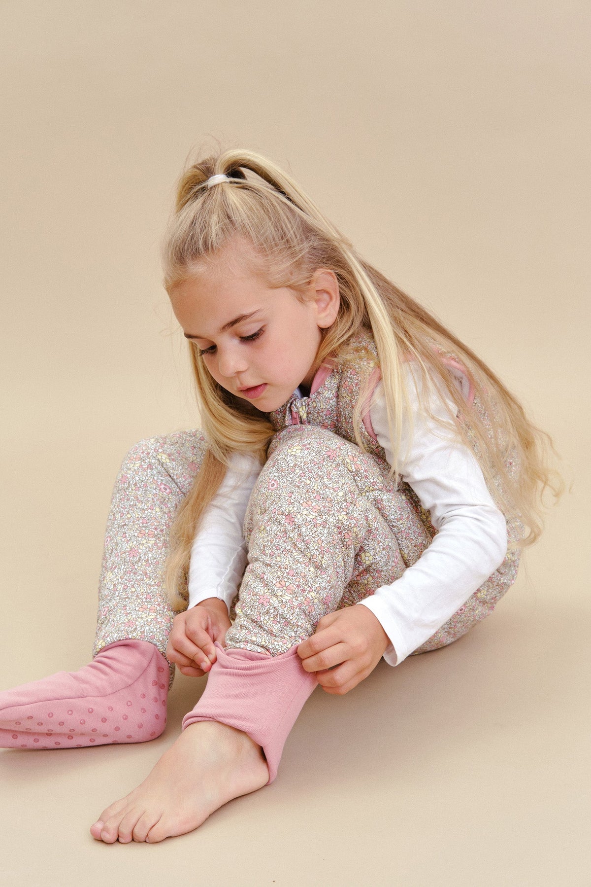 Combinaison de sommeil avec chaussettes - Floral Pastel - TOG 2.5