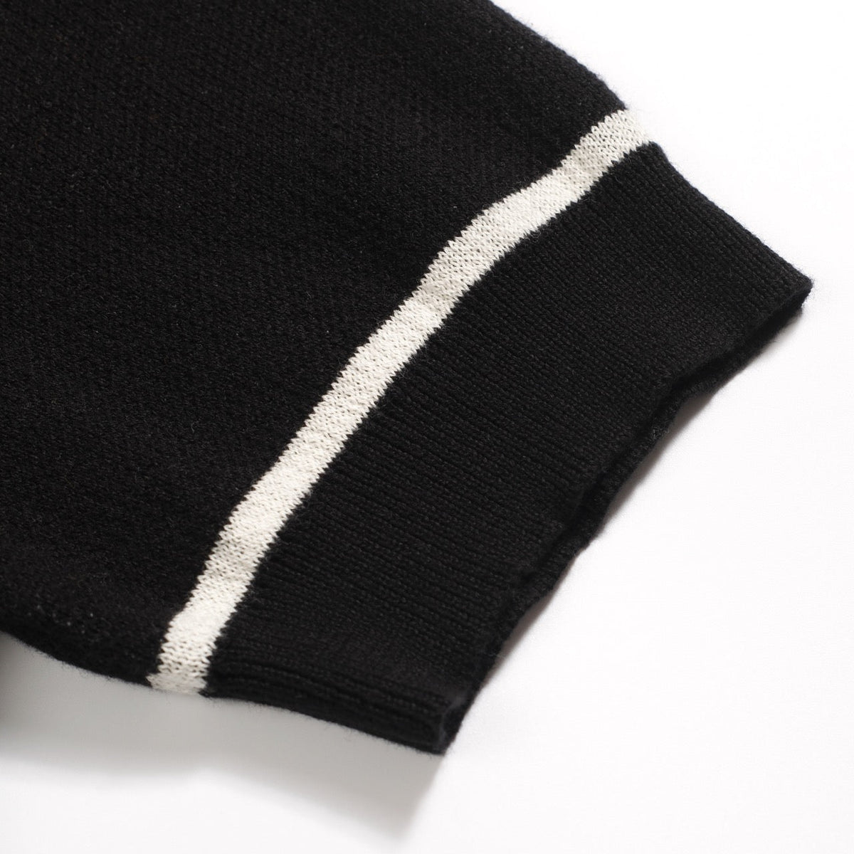 Pull vintage en jacquard rose et noir à col V pour homme