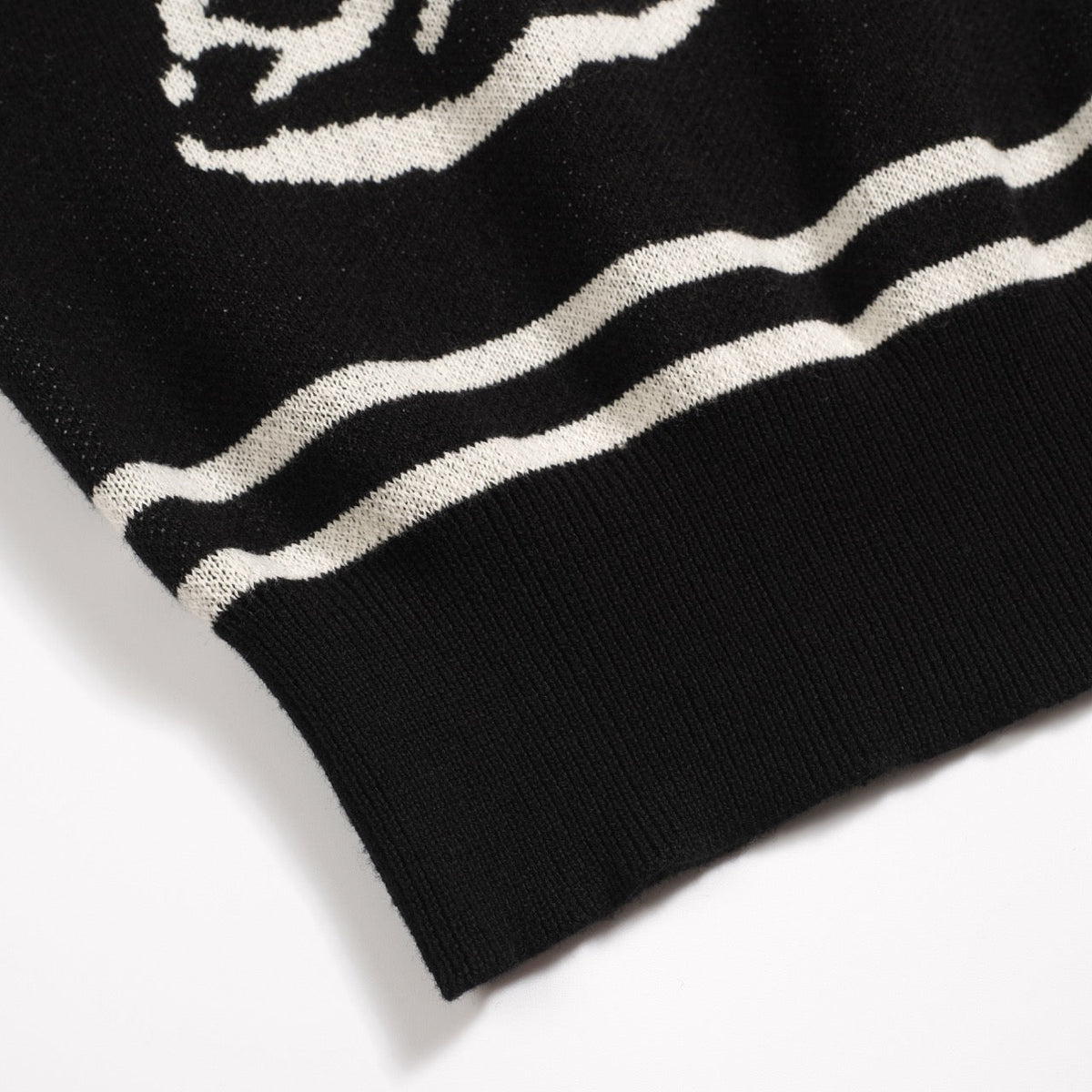 Pull vintage en jacquard rose et noir à col V pour homme