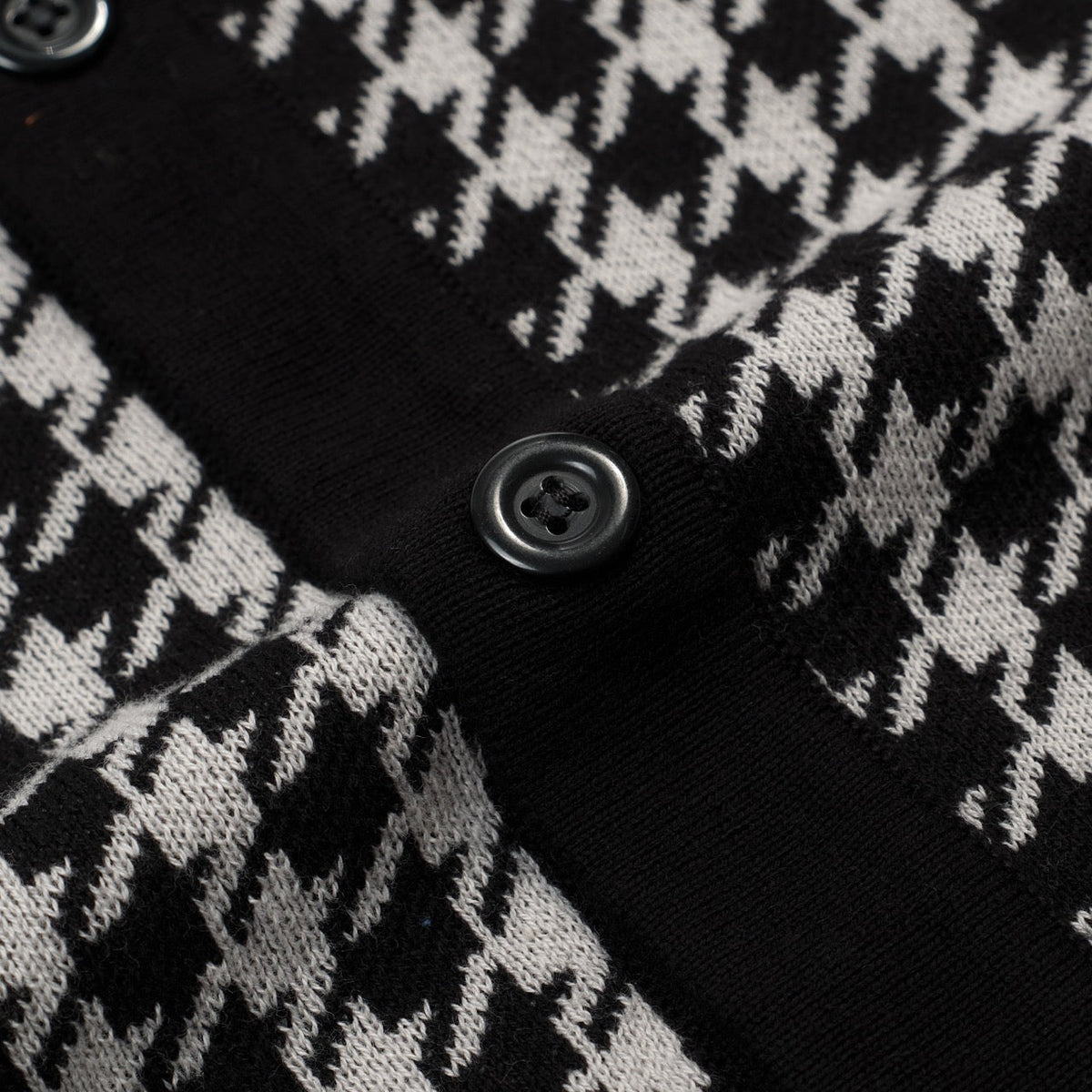Cardigan noir rétro pour homme en tricot avec broderie artistique en forme de cœur