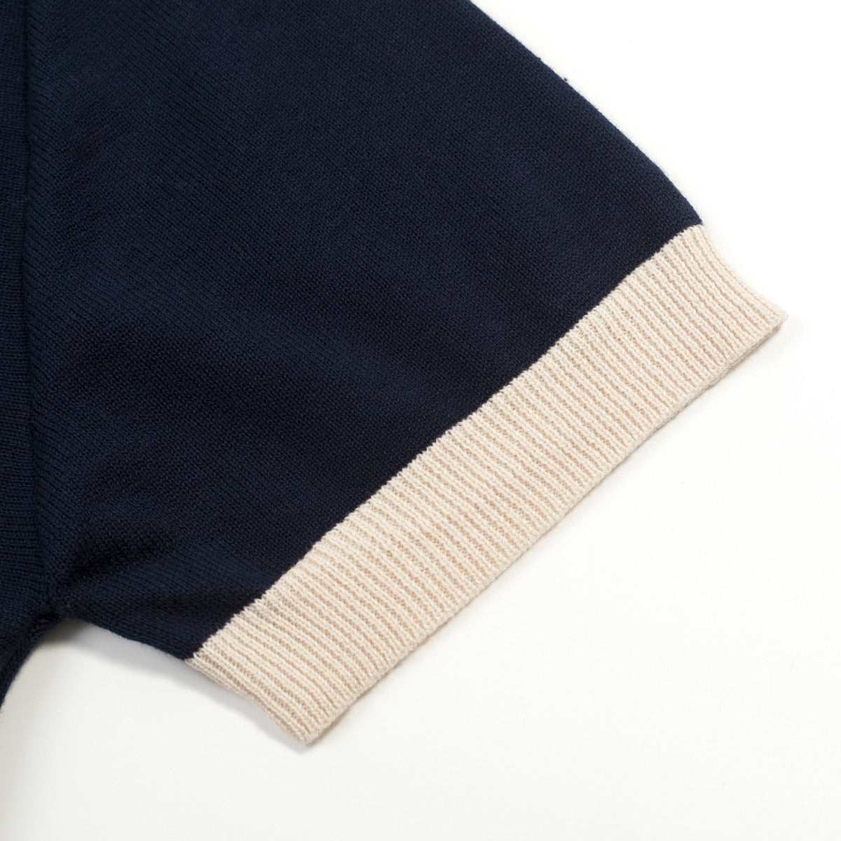 Vintage Polo Tricoté Bleu Foncé avec Broderie Florale pour Homme