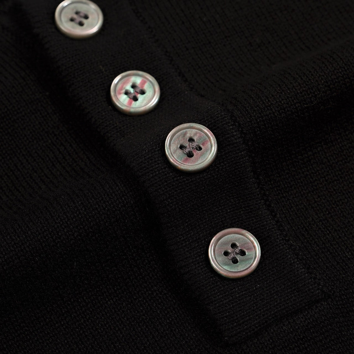 Polo noir à rayures pour homme avec broderie cœur rétro
