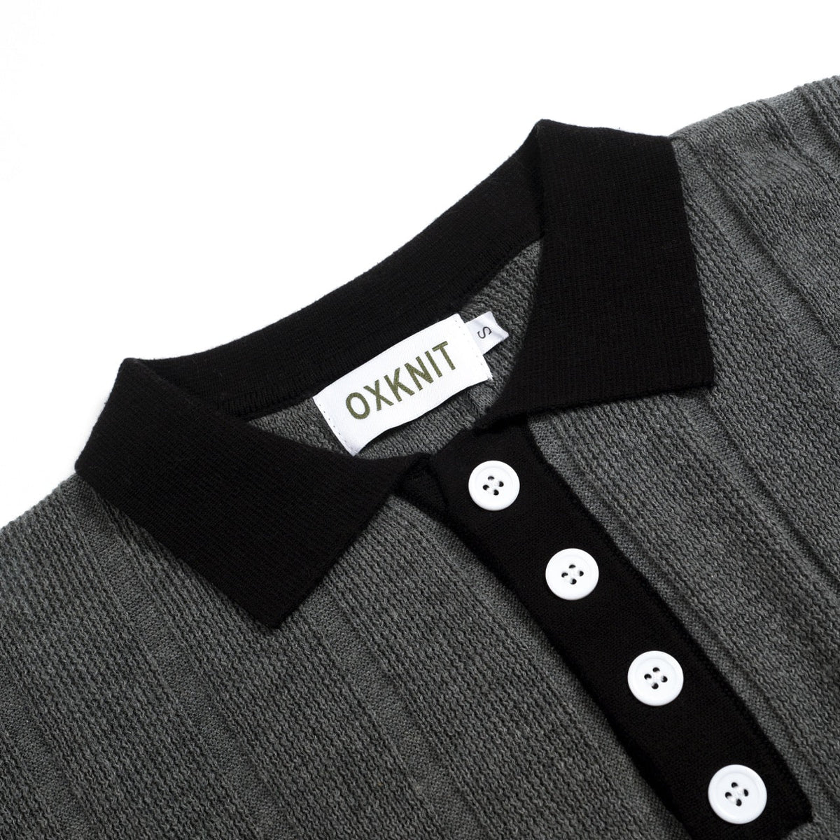 Pull en maille grise rétro minimaliste pour homme avec cœur brodé