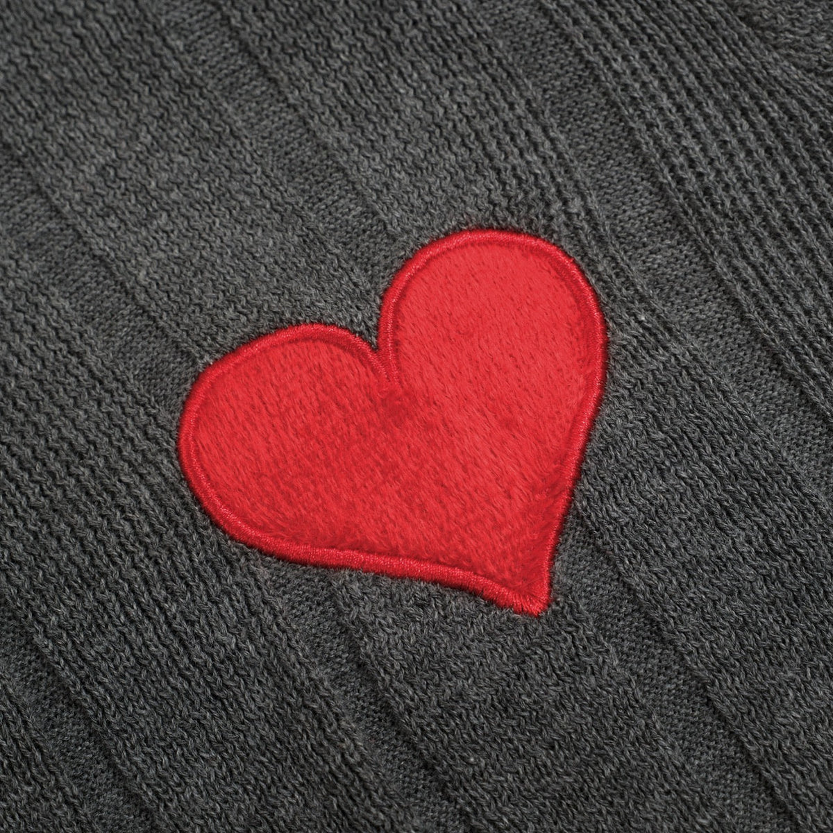 Pull en maille grise rétro minimaliste pour homme avec cœur brodé