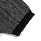 Pull en maille grise rétro minimaliste pour homme avec cœur brodé