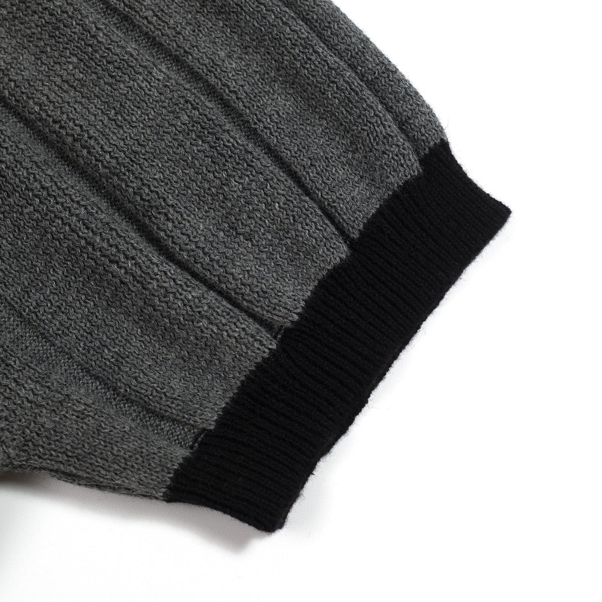 Pull en maille grise rétro minimaliste pour homme avec cœur brodé
