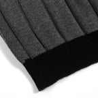 Pull en maille grise rétro minimaliste pour homme avec cœur brodé