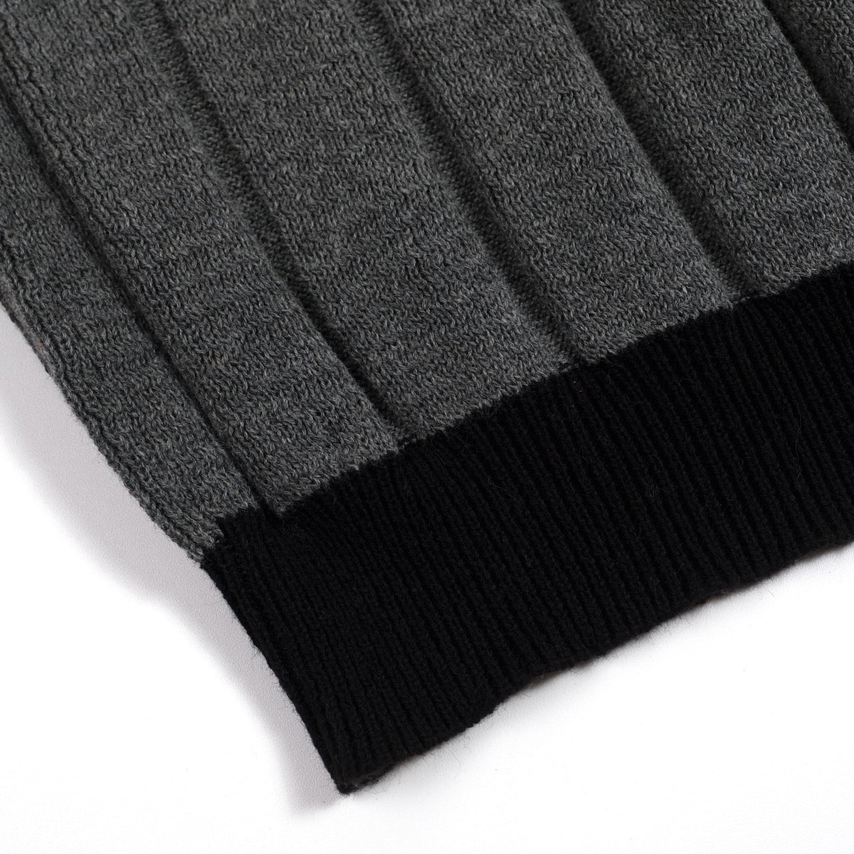 Pull en maille grise rétro minimaliste pour homme avec cœur brodé