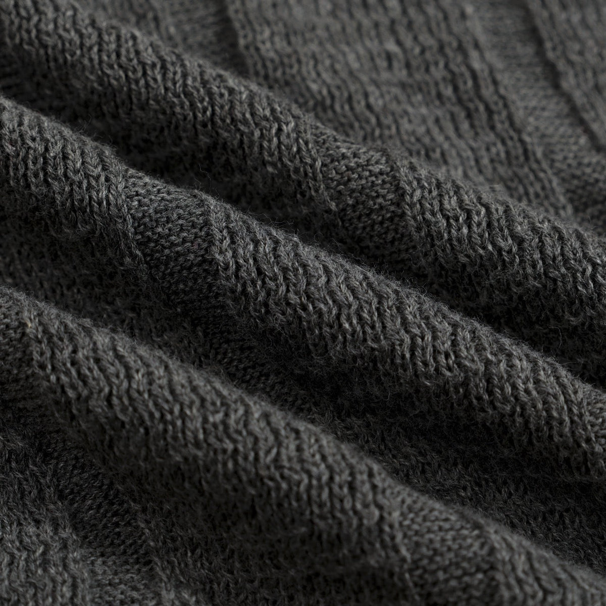 Pull en maille grise rétro minimaliste pour homme avec cœur brodé