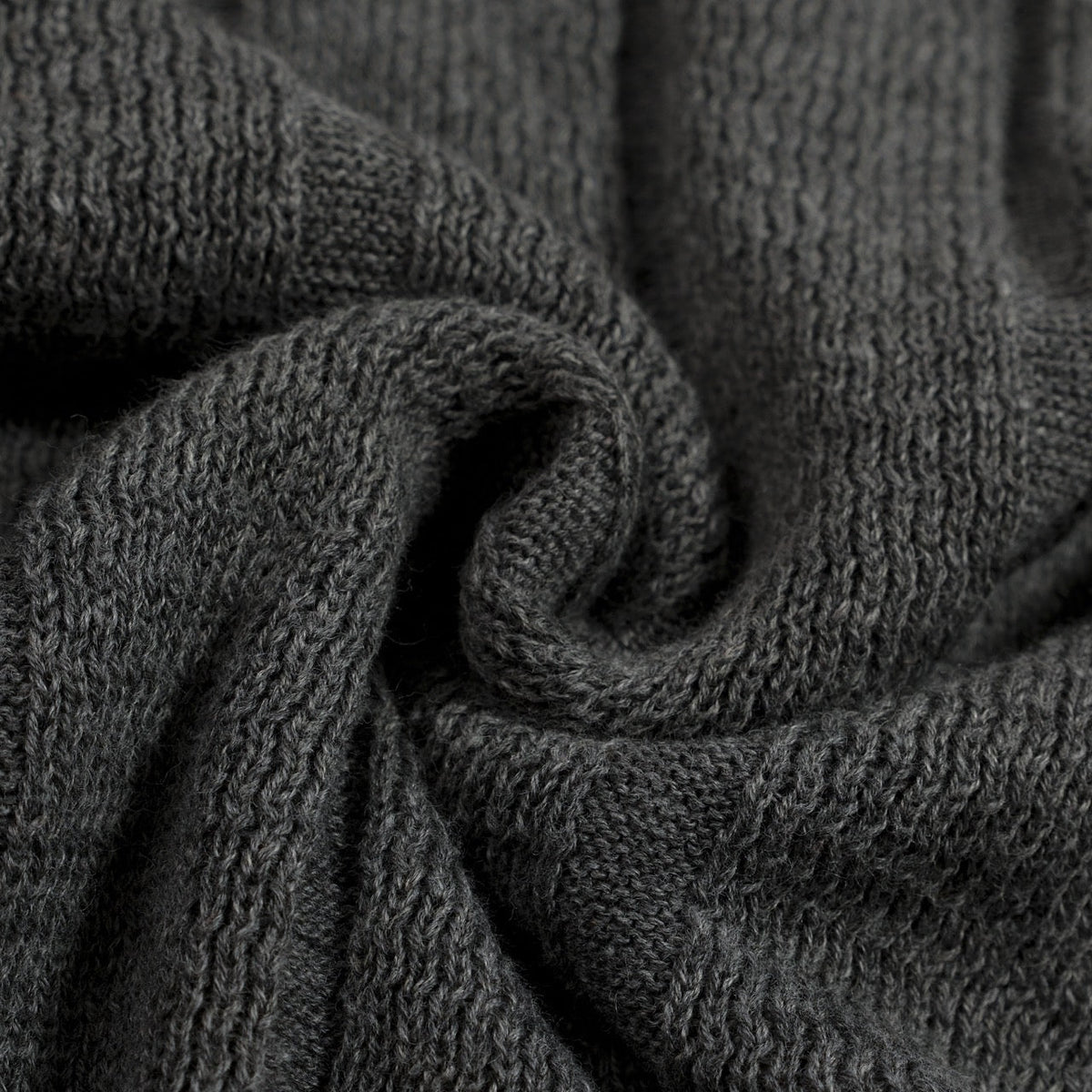 Pull en maille grise rétro minimaliste pour homme avec cœur brodé