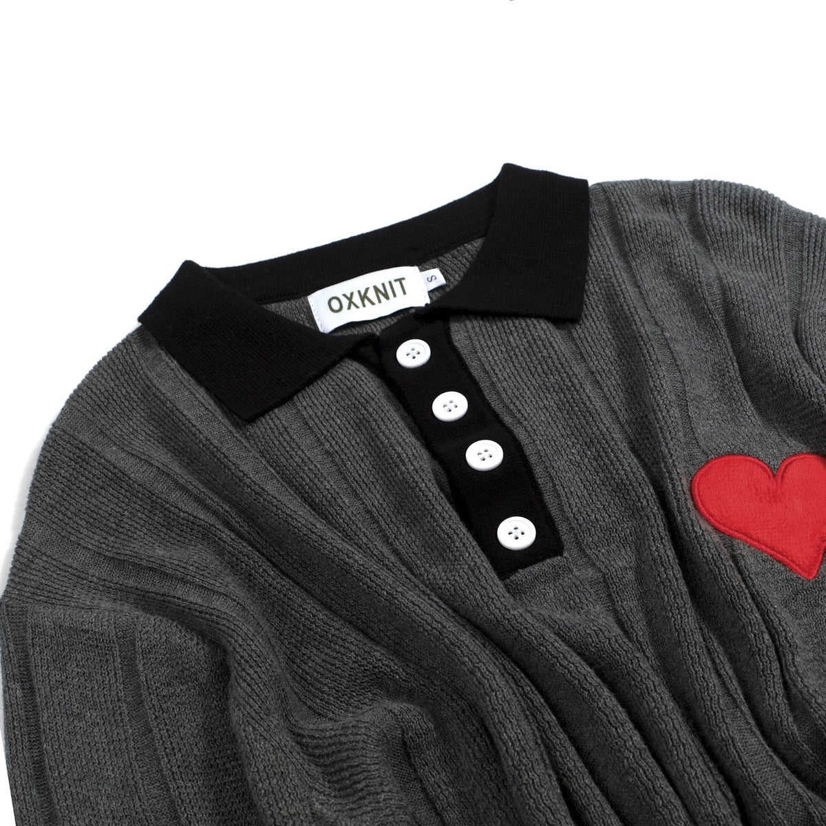 Pull en maille grise rétro minimaliste pour homme avec cœur brodé