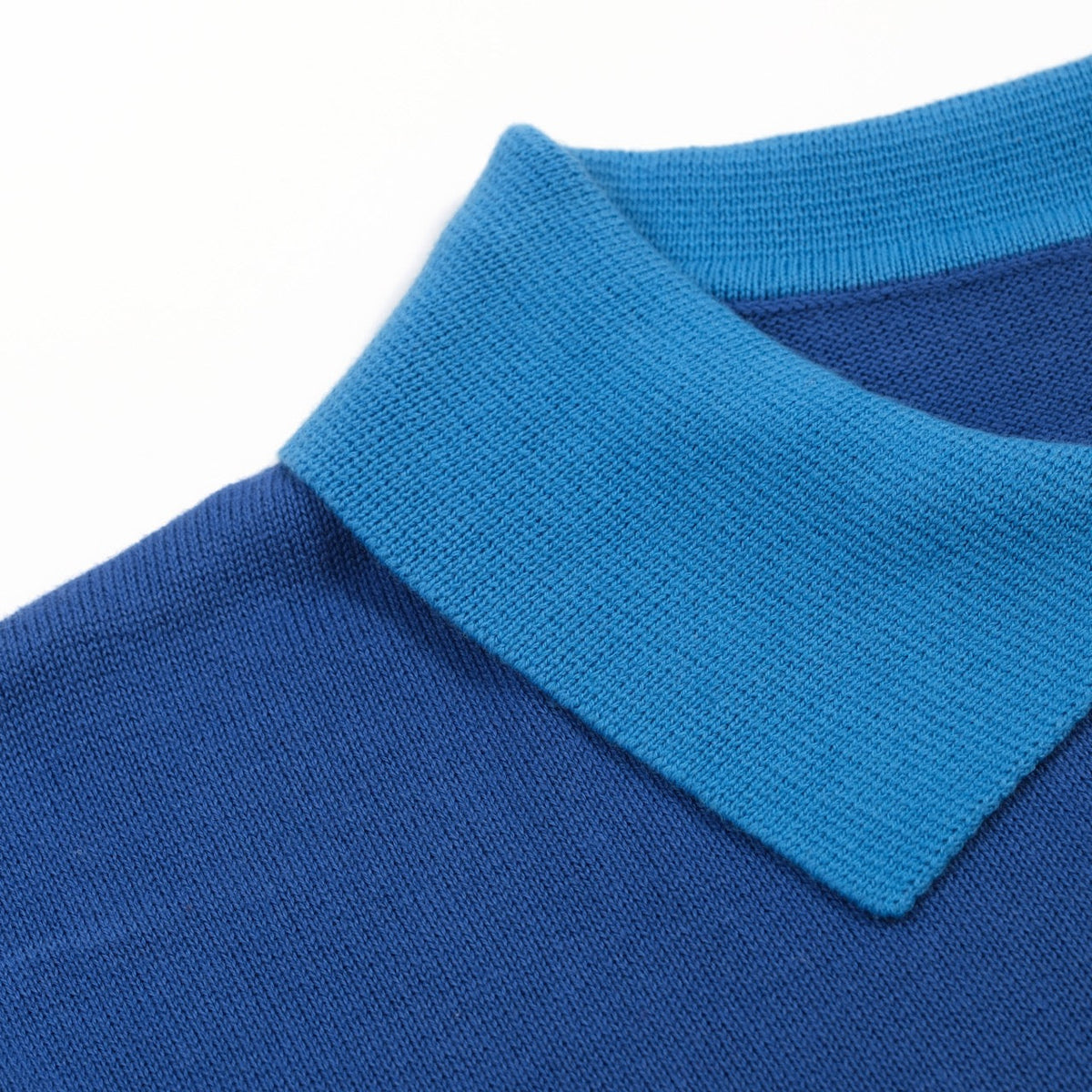 Pull Vintage Bleu pour Homme à Col en V, Tricoté avec Broderie Animale