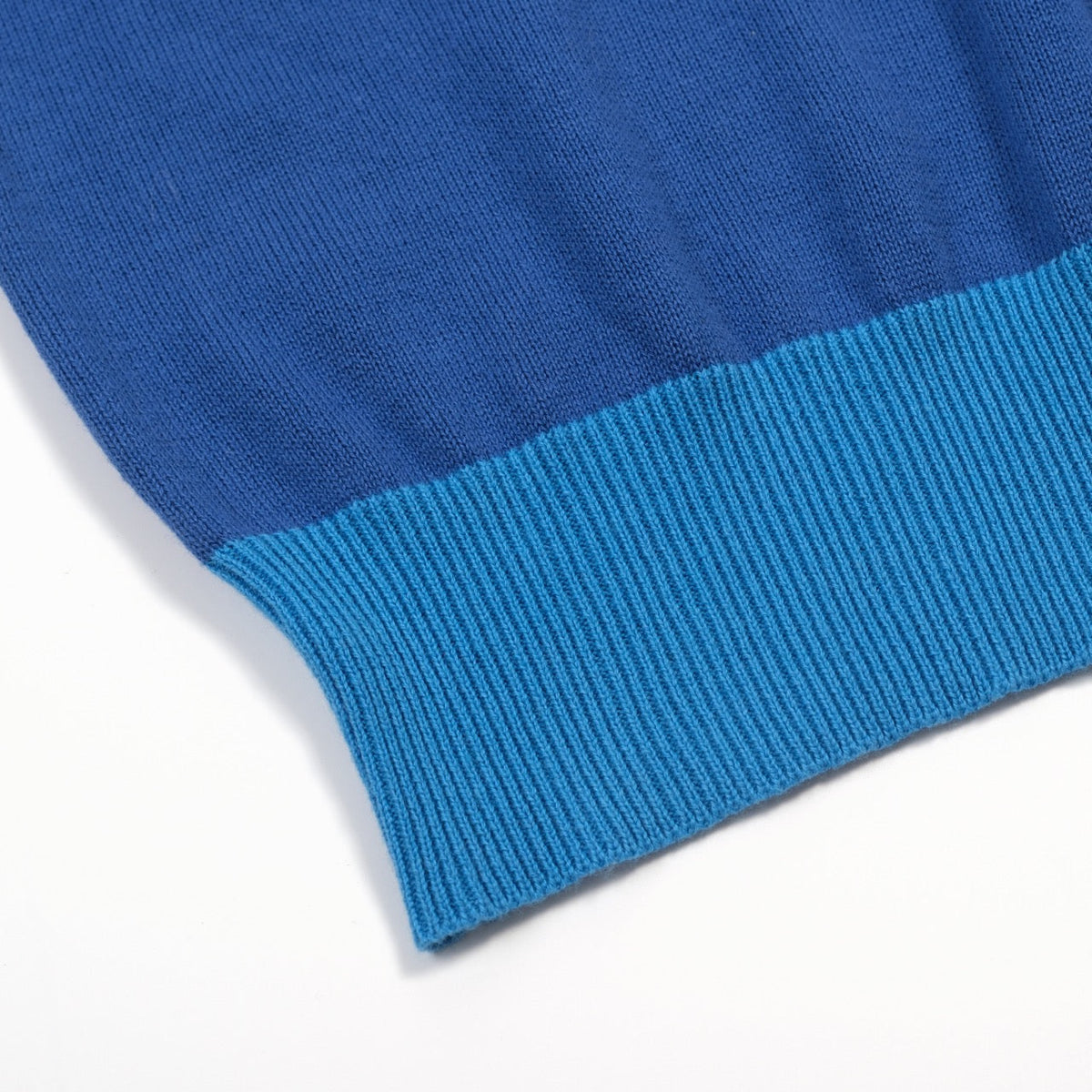 Pull Vintage Bleu pour Homme à Col en V, Tricoté avec Broderie Animale