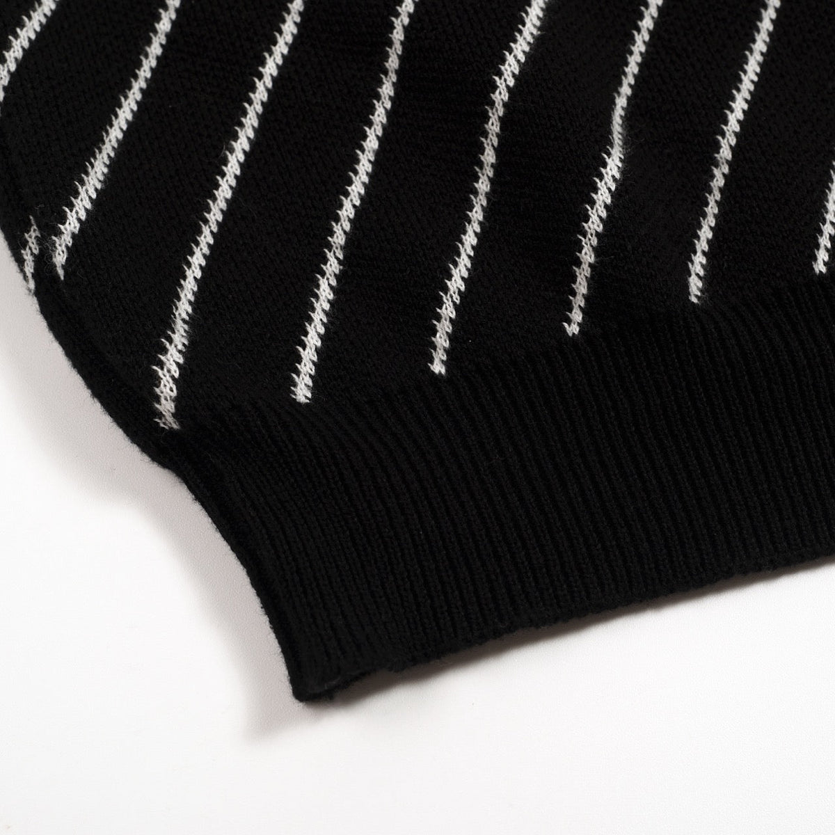 Pull en maille jacquard noir à rayures diagonales rétro pour homme