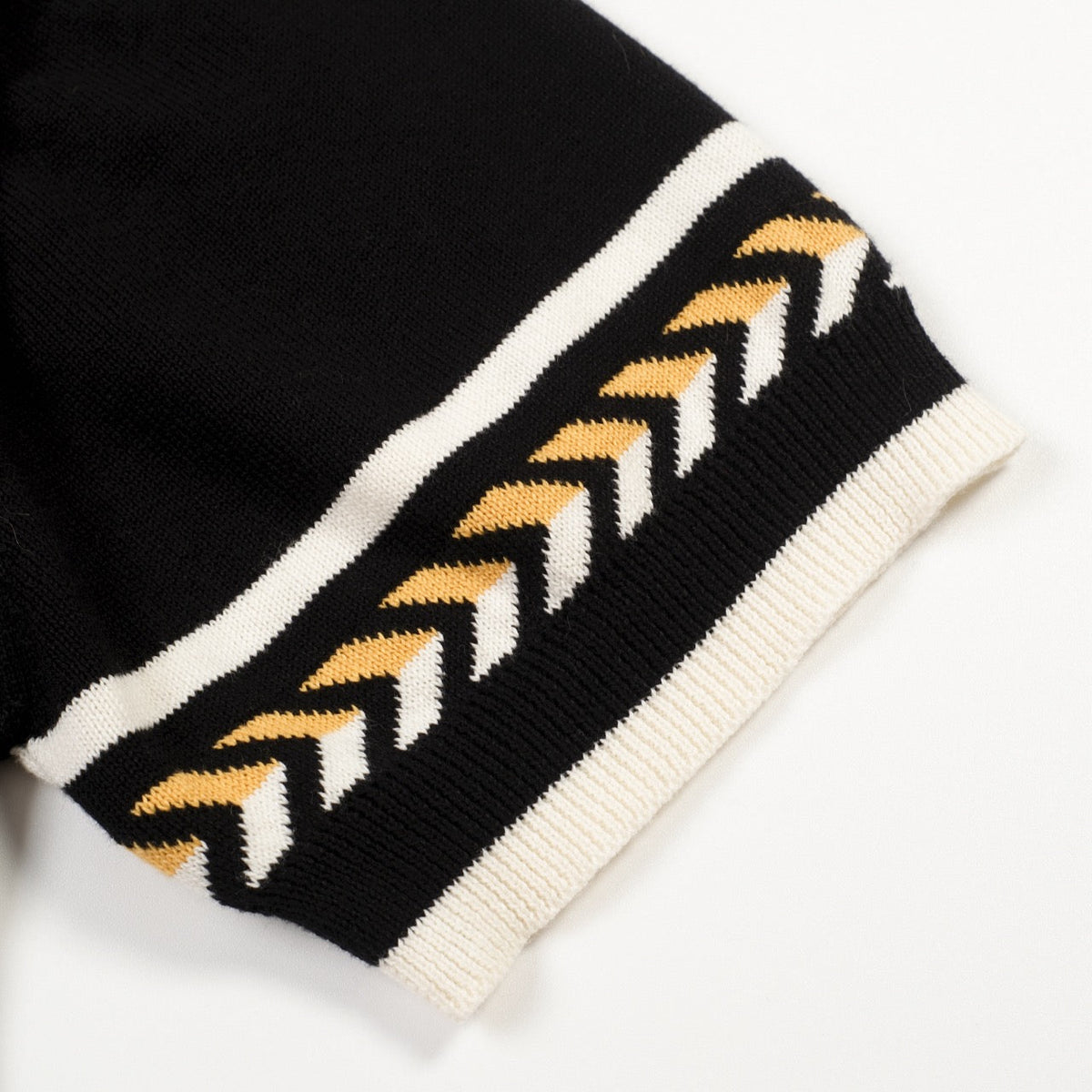 Pull en maille noire pour homme avec broderie d'abeille vintage italienne