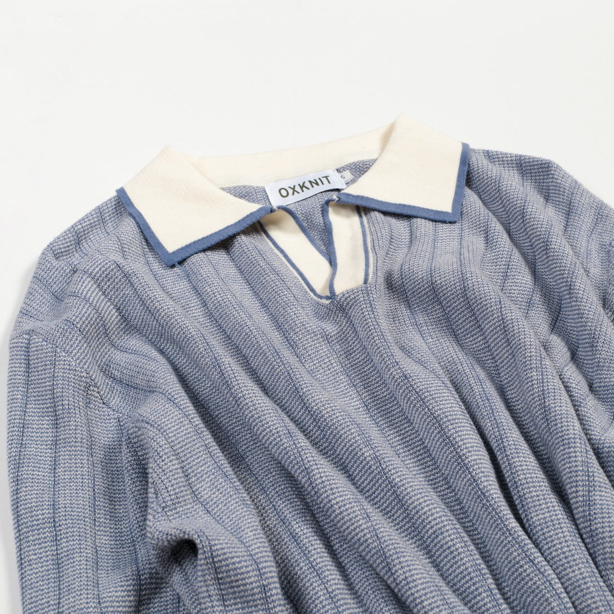 Polo tricoté bleu pour homme au style sportif des années 70