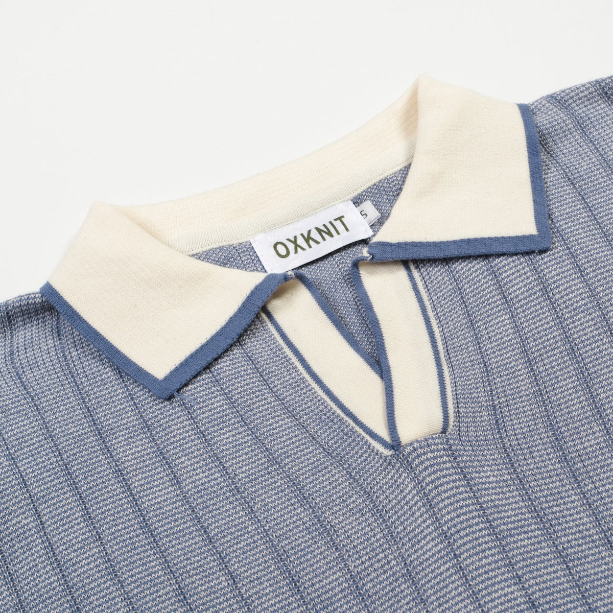 Polo tricoté bleu pour homme au style sportif des années 70
