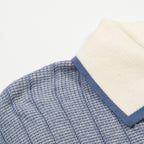 Polo tricoté bleu pour homme au style sportif des années 70