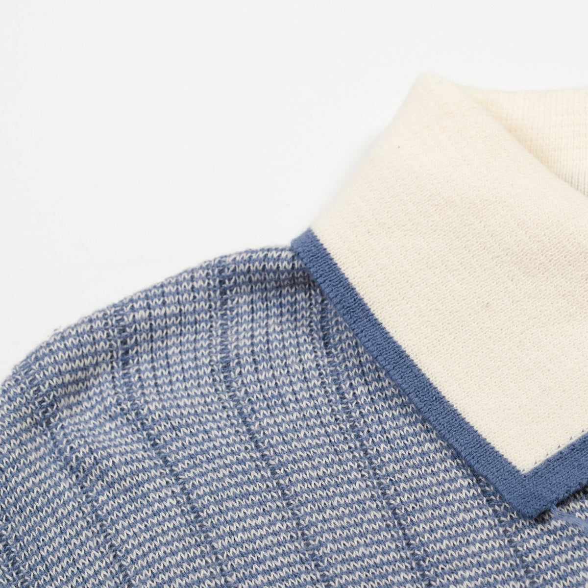 Polo tricoté bleu pour homme au style sportif des années 70