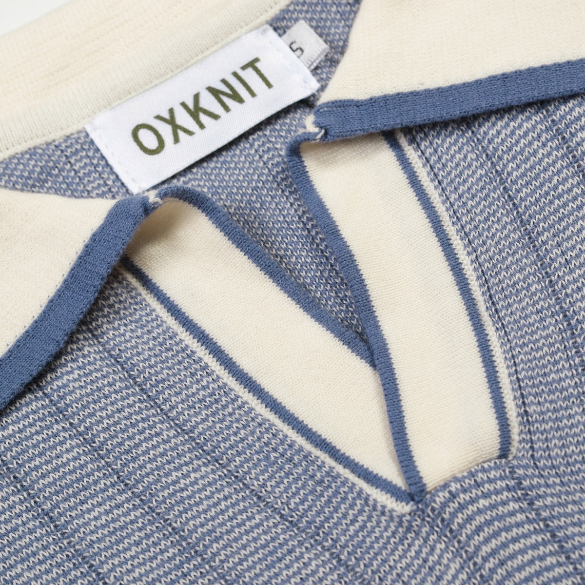 Polo tricoté bleu pour homme au style sportif des années 70