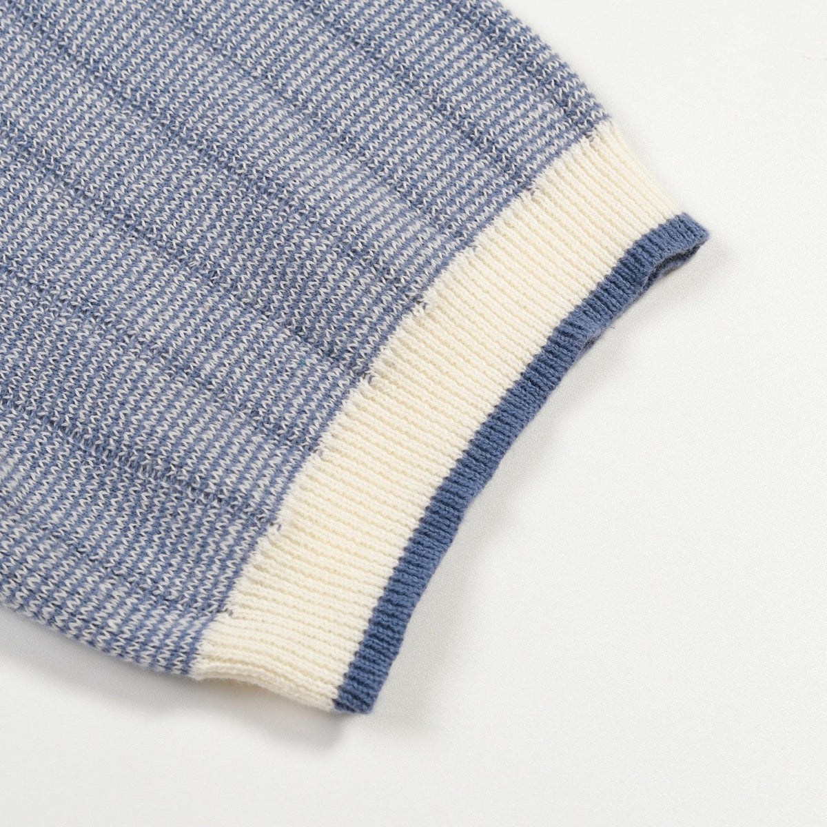 Polo tricoté bleu pour homme au style sportif des années 70