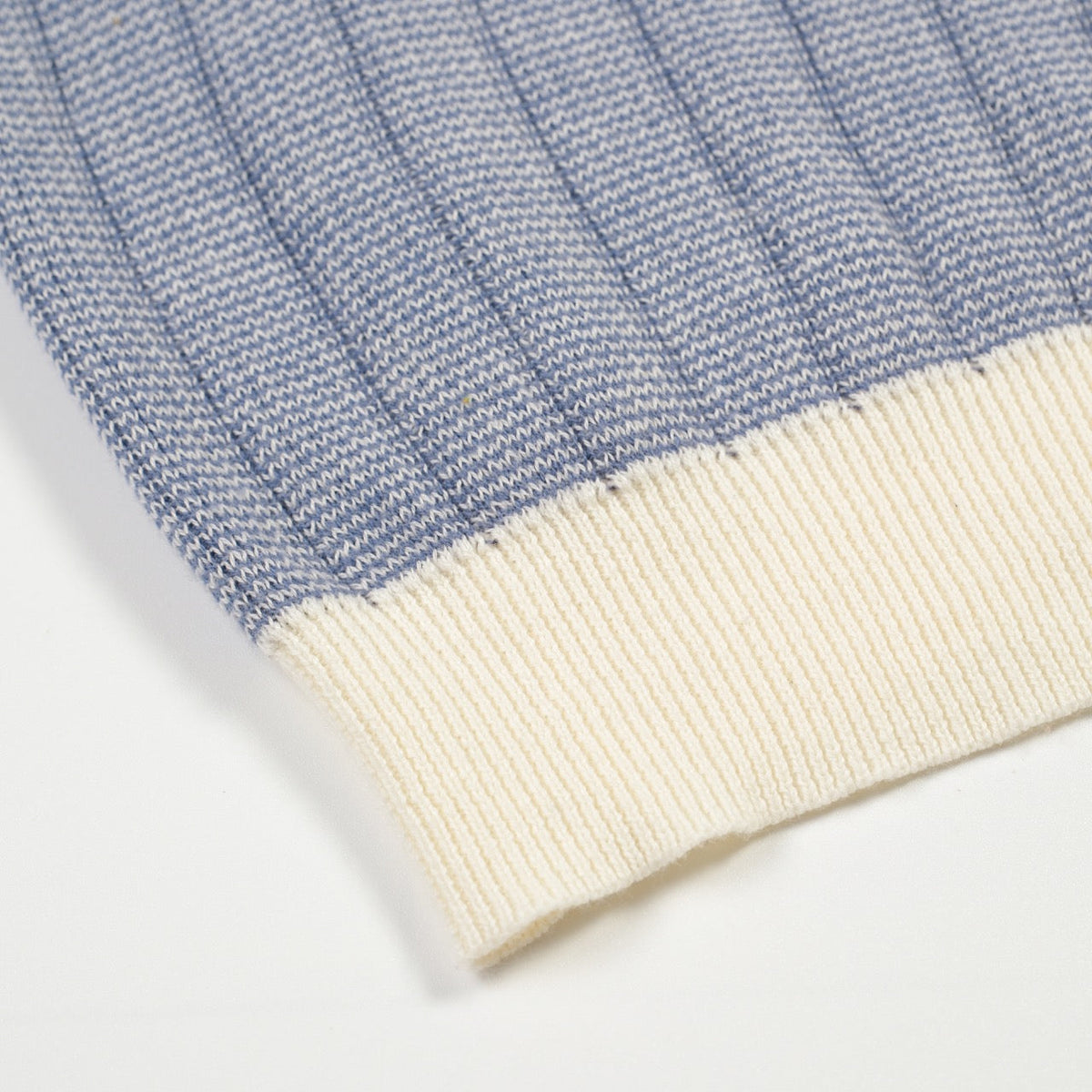 Polo tricoté bleu pour homme au style sportif des années 70