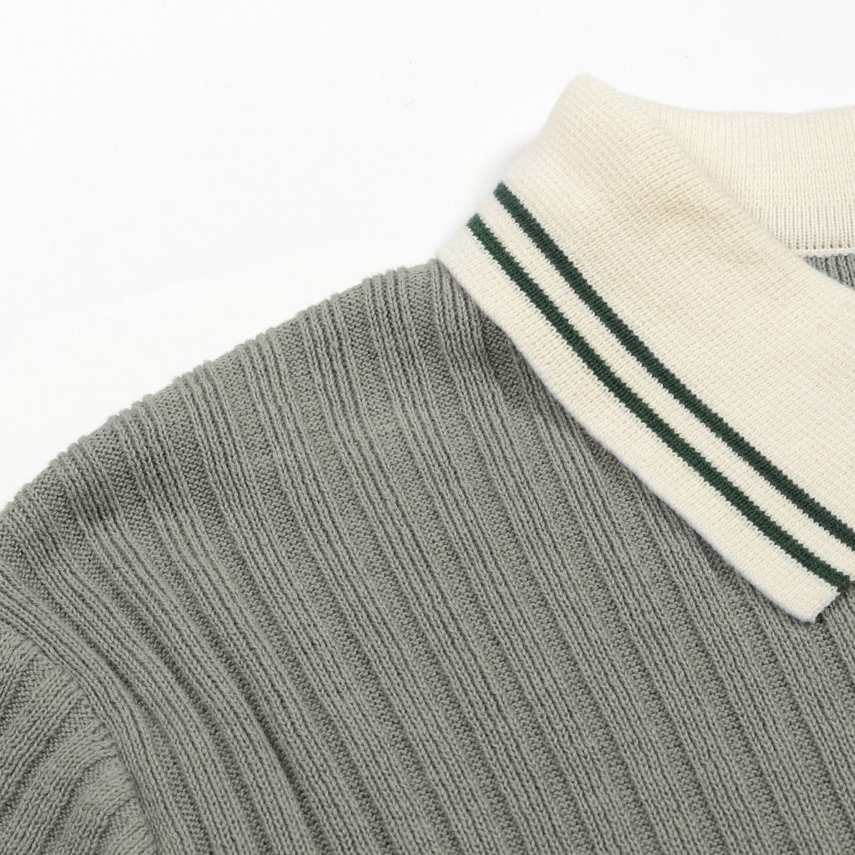 Pull en maille verte minimaliste style années 70 pour homme