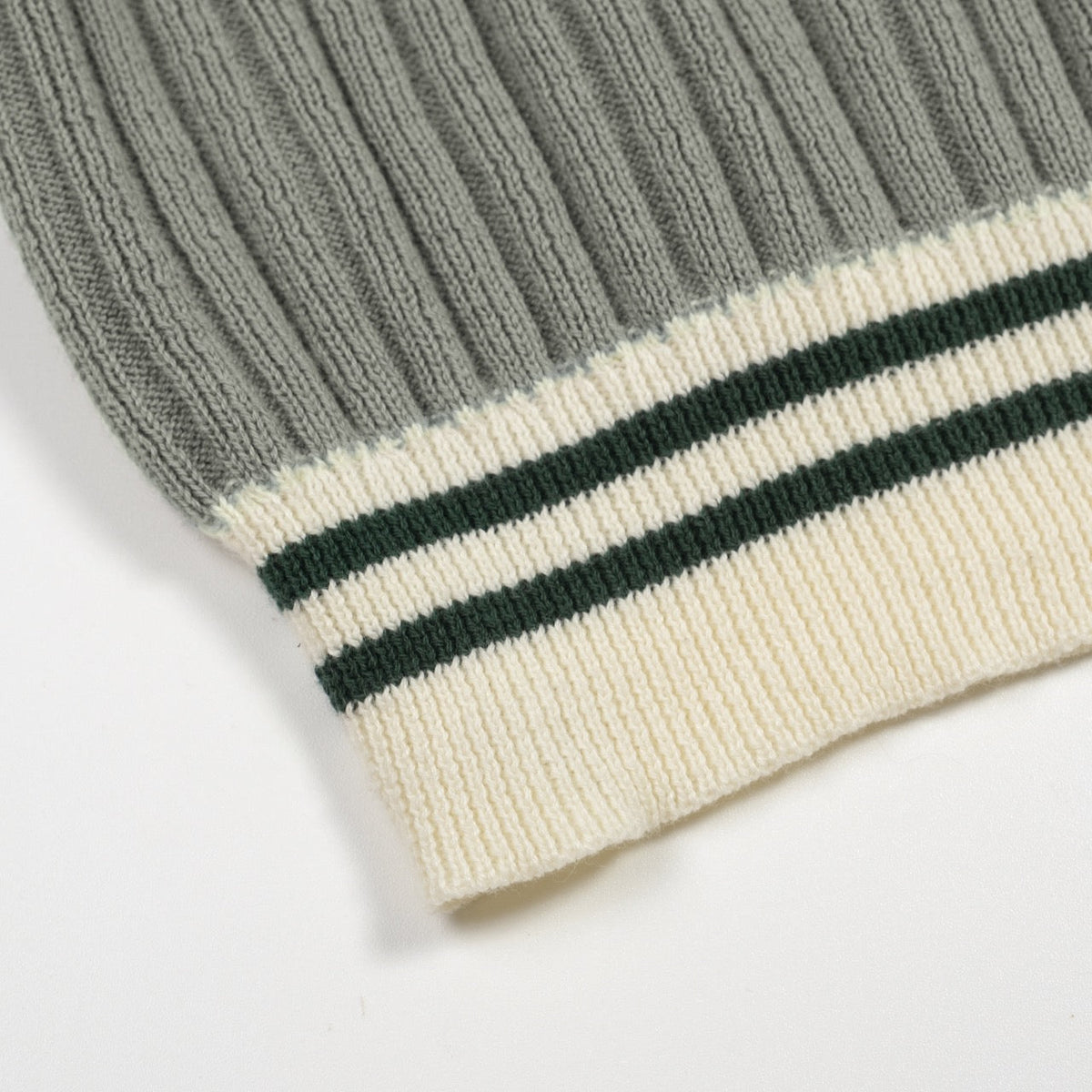 Pull en maille verte minimaliste style années 70 pour homme