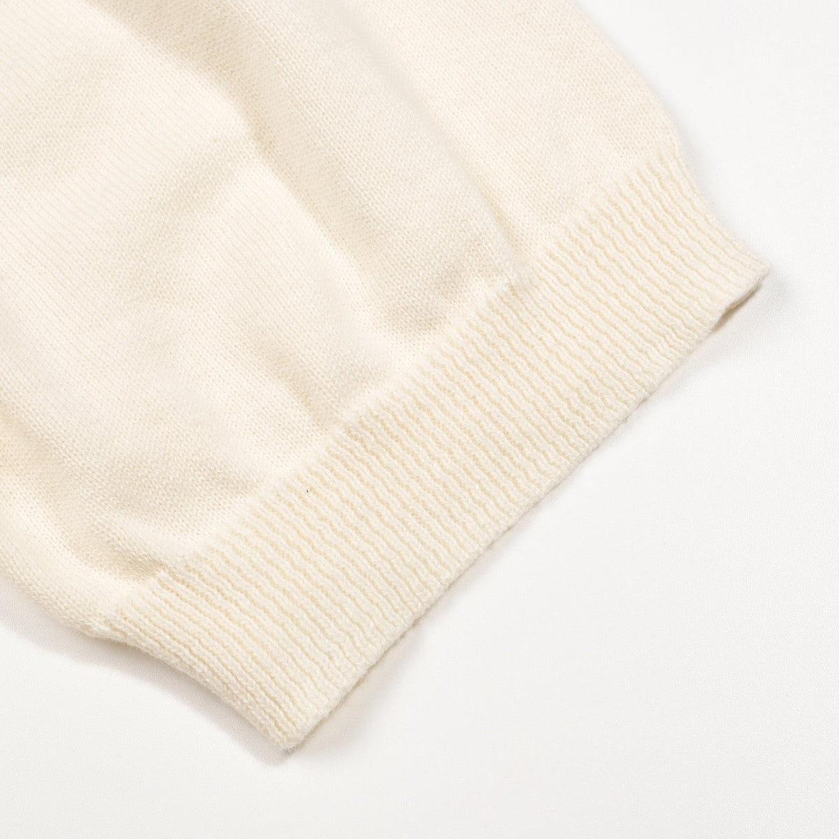 Pull rétro abricot pour homme avec cœur brodé et franges