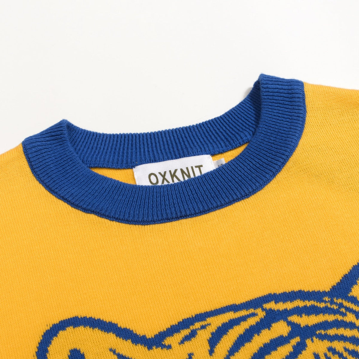 T-shirt tricoté jaune rétro des années 70 pour homme avec motif de tigre ludique