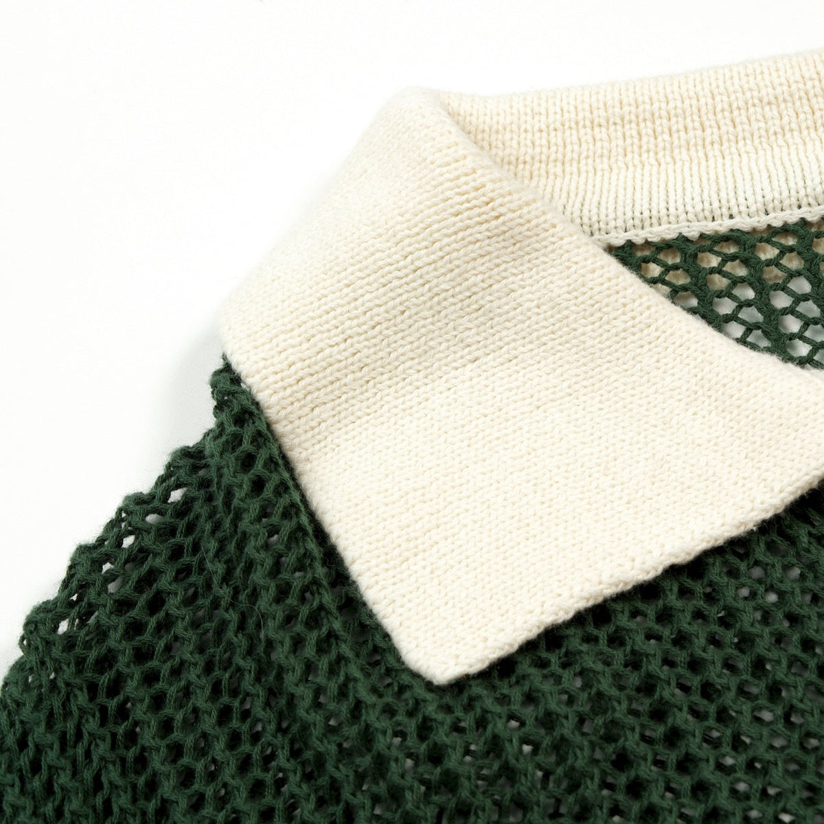 Pull en maille ajourée verte style années 70 pour homme avec col montant