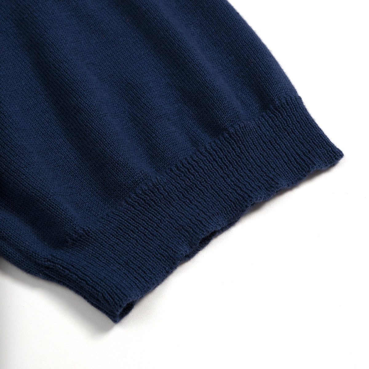 Pull en maille bleu marine pour homme avec motif de cœur brodé