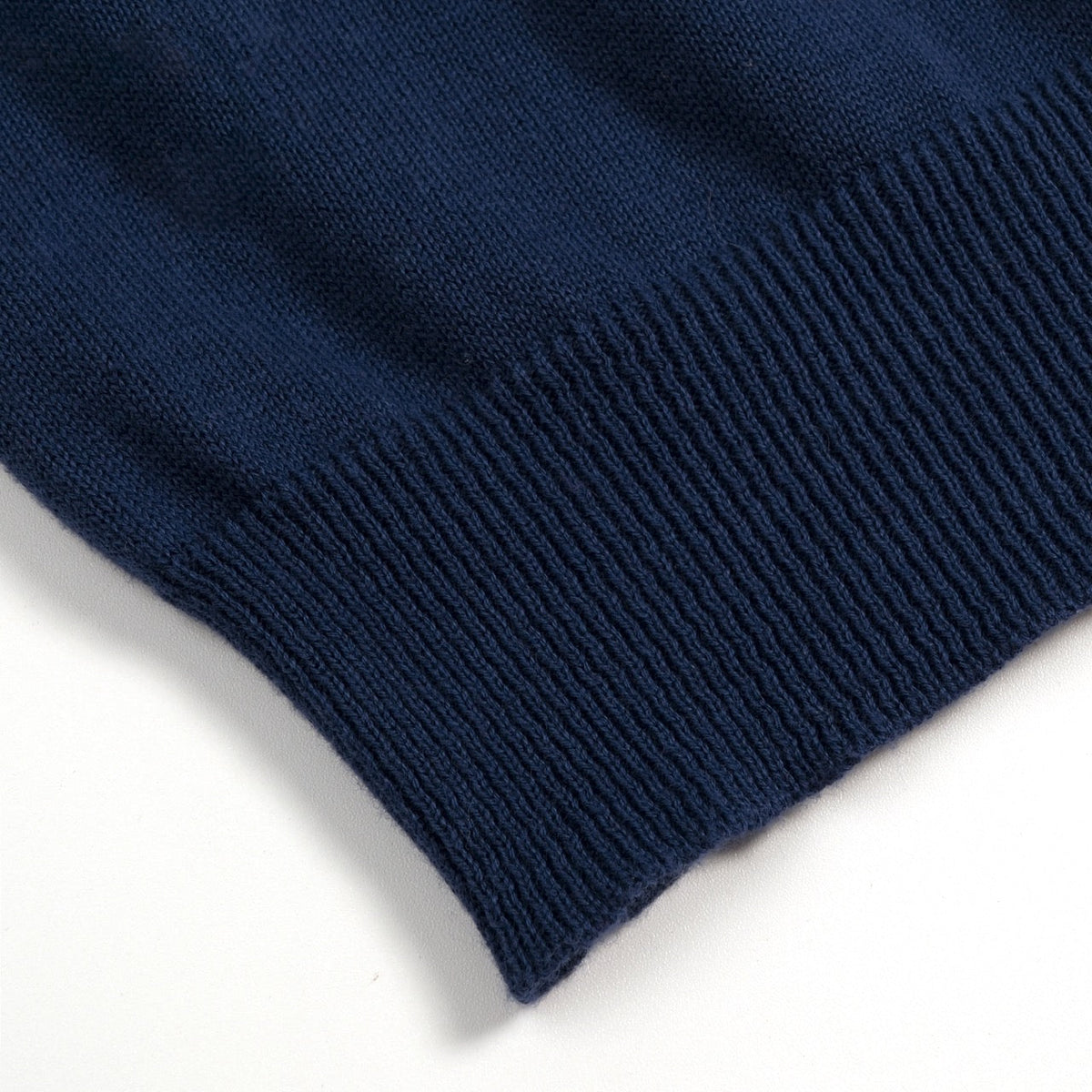 Pull en maille bleu marine pour homme avec motif de cœur brodé