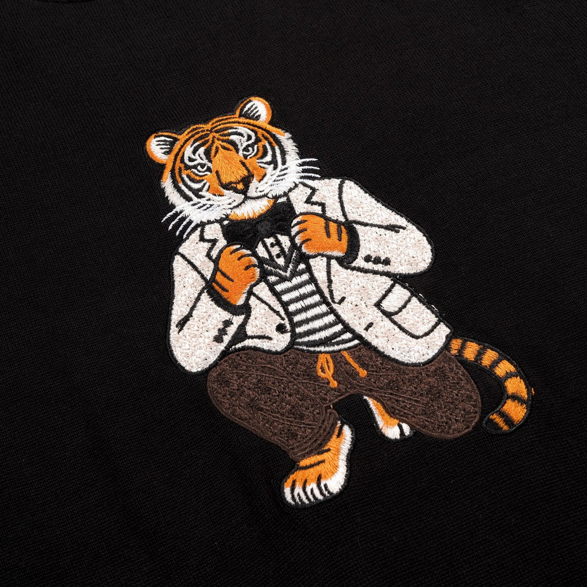 Pull Classique Noir Rétro pour Homme avec Broderie de Tigre
